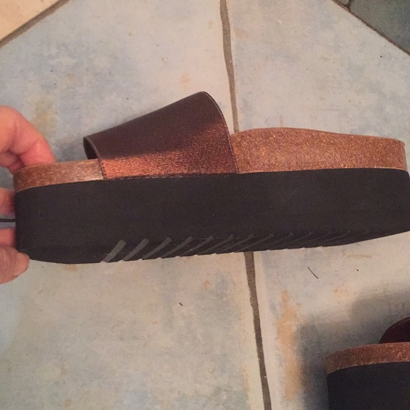 EUC Steve Madden 3” Gold Metallic Platform Slide - Picture 5 of 7